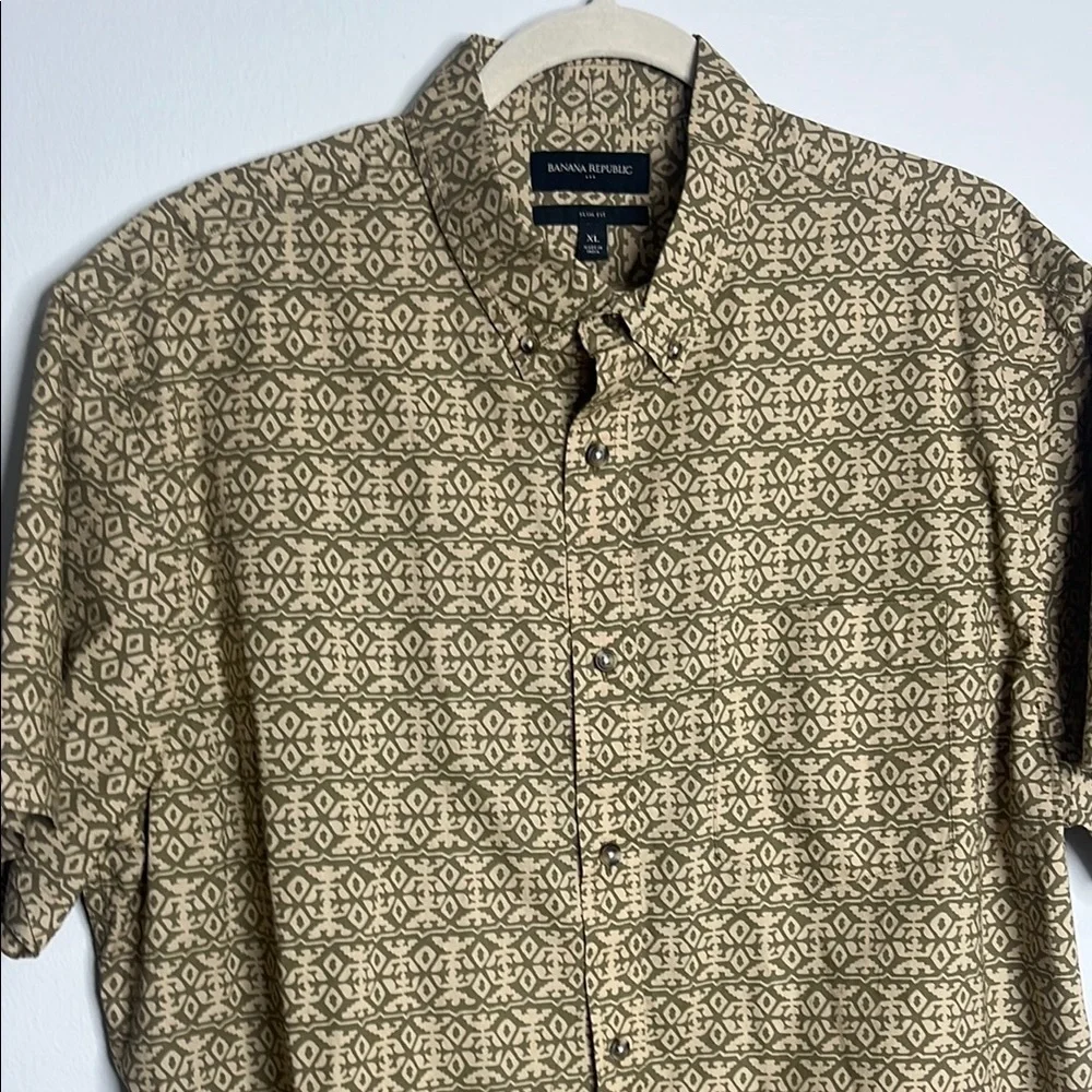 Banana Republic XL Men's Tan Patterned Shirt